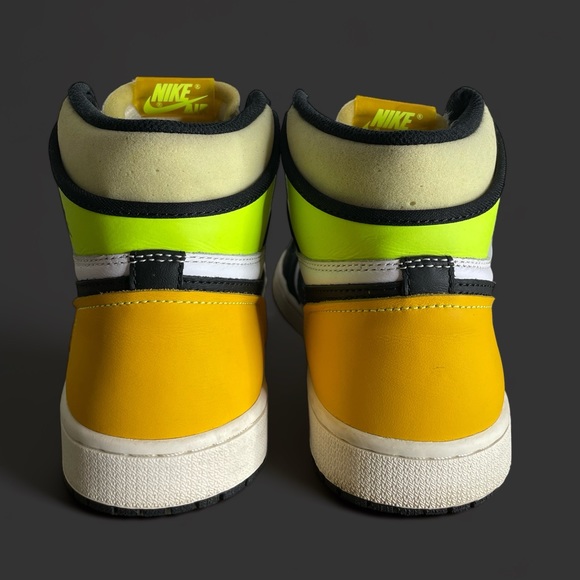 Nike Air Jordan 1 Retro High OG Volt Men’s Size 8.5 555088-118 - Picture 4 of 7